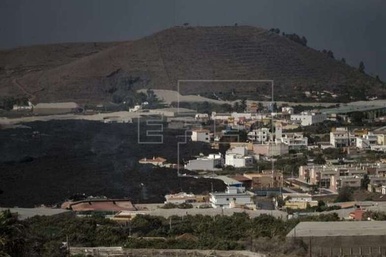 Imagen tomada el jueves de la colada que amenaza el barrio de La Laguna, en La Palma / EFE Ángel Medina G.